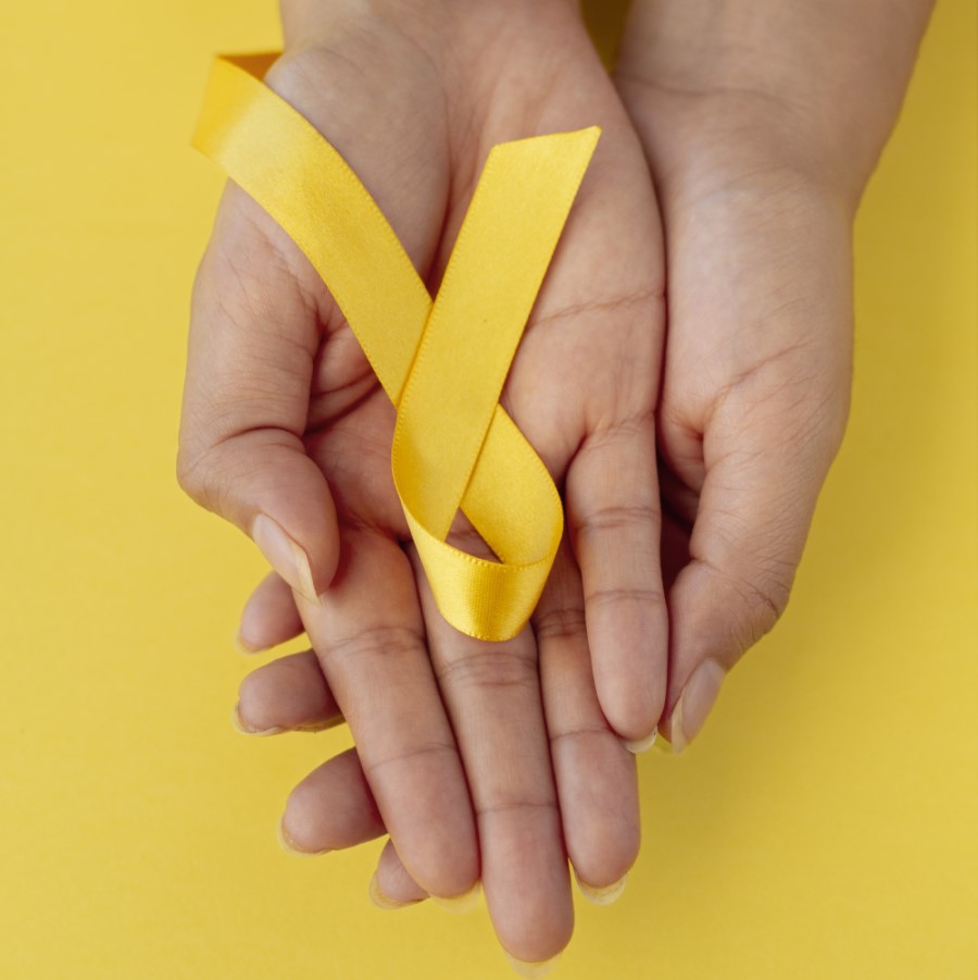 bodegon-de-cinta-amarilla-en-la-mano